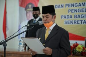 Bupati La Bakry Lantik Lima Pejabat Fungsional di Buton
