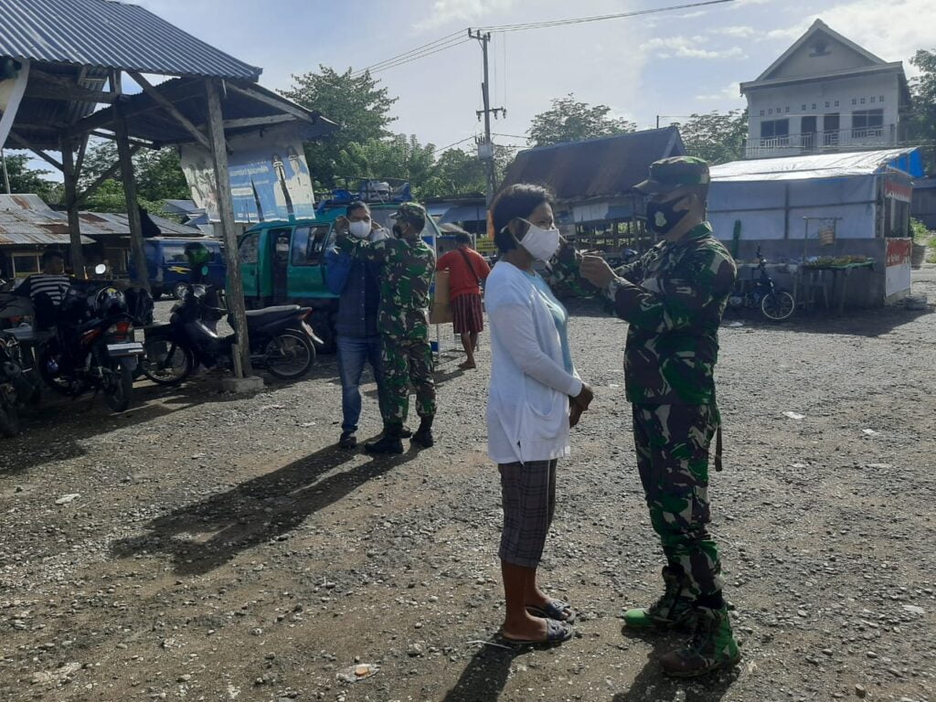 Lagi, Personel Koramil 1413-02/Pasarwajo Bagikan Masker di Pasar Kaloko
