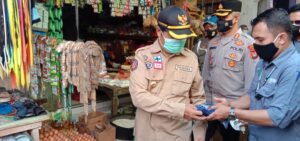 Didampingi Kapolres, Bupati Buton Bagi-bagi Masker di Pasar