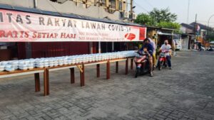 Peduli Sesama, PENA ’98 dan POSPERA Kembali Bagi-bagi Makanan Gratis