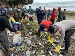 Hadiri Kegiatan Bersih-bersih Pantai Swis, La Bakry: Peluang untuk Bangun Destinasi Wisata Baru