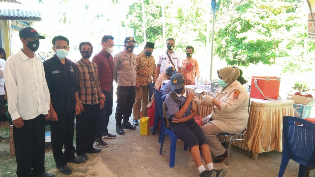 Para Pelajar dan Masyarakat di Kecamatan Siotapina Antusias Ikuti Vaksinasi Covid-19 di Permandian Baalumu Matanauwe