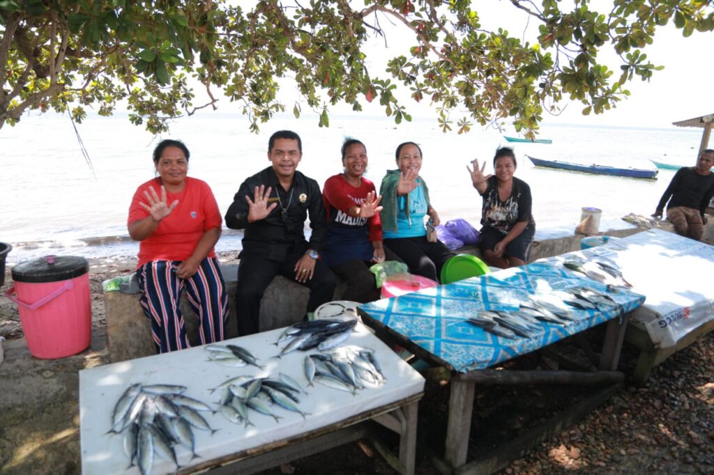 Berita Foto: Pulang Reses, Ketua Fraksi Nasdem Buton Sabaruddin Paena ‘Koja-Koja’ dengan Papalele Ikan di Desa Manuru