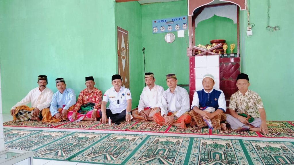 Salat Jum’at di Desa Kaumbu, Ketua Fraksi Nasdem Sabaruddin Paena Bakal Bantu Kipas Angin dan Rehabilitasi Plafon Masjid