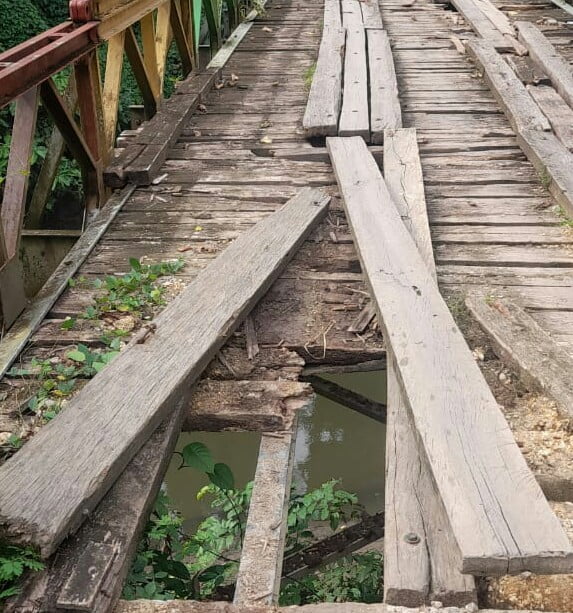 Berita Foto: Jembatan Penghubung Desa Siomanuru dan Labuandiri Rusak Parah
