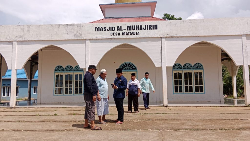 Kembali Berbagi, Sabaruddin Paena Bantu Cat untuk Masjid Al-Muhajirin Desa Matawia
