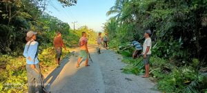 Antusias Warga Siomanuru Bersihkan Jalan Poros Antar Desa, Pj Kades: Akan Dijadikan Kegiatan Rutin