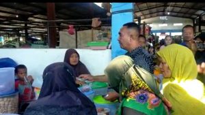 Beredar Video di Medsos, Umar Samiun Bagi-bagi Uang di Pasar Wameo Baubau