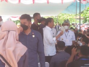 Warga Buton Antusias Sambut Presiden Jokowi Bagi-bagi BLT BBM di Pasarwajo