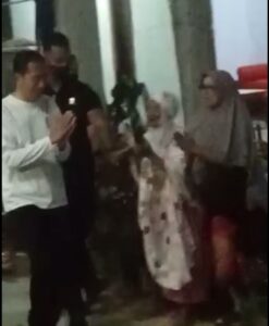 Bagi-bagi Sembako di Lorong SKB Baubau, Warga Doakan Jokowi Panjang Umur