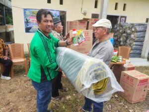 Program Ketahanan Pangan, Kades Mopano Bagikan Bibit dan Pupuk serta Tempat Penampungan Ikan kepada Masyarakat
