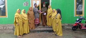 Ibu-ibu Majelis Ta’lim dan PKK Ambuau Togo Berbagi Takjil