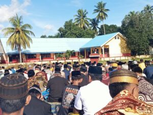 Berita Foto: Suasana Hari Raya Idul Fitri di Lapangan Sepak Bola Matanauwe Buton
