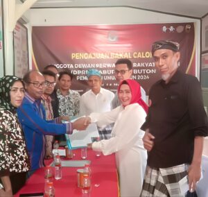 Daftar di KPU, Bacaleg PKN Buton Naik Ojek Dikawal Ratusan Massa