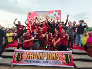 Umar Samiun Serahkan Hadiah Juara Sepakbola, Warga Sebut Pertama dalam Sejarah