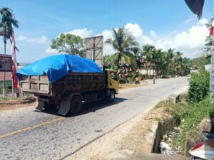 Diakui Tak Boleh Gunakan Jalan Umum, Satlantas dan Dishub Buton Tetap Biarkan Truk Pengangkut Aspal Lalu Lalang, PUPR Terkesan Bungkam