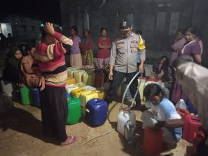 Aksi Kemanusiaan Polsek Sampuabalo, Salurkan Air Bersih Untuk Warga Desa Bahari Makmur Buton
