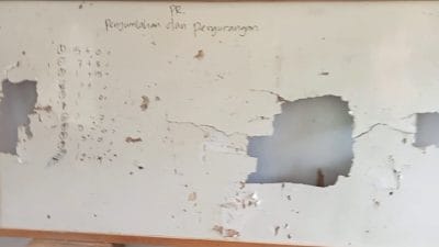 Memprihatinkan, Siswa di Buton Belajar dengan Papan Tulis Rusak, Sudah Berlangsung Selama 1 Tahun