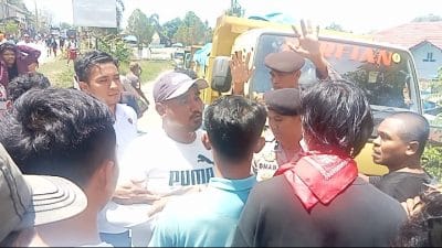Saat Demo Truk Pengangkut Aspal Diduga Over Kapasitas Dibiarkan Lewat Oleh Polisi, Aksi Dorong Tak Terelakkan