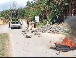 Demo Pemuatan Aspal di Buton, Massa Aksi Ucapkan ‘Innailaihi Wainnailaihi Rojiun’ kepada Bupati dan Ketua DPRD