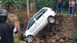 Sebuah Mobil di Buton “Terjun Bebas” di Jalan Bonelalo – Talaga Baru