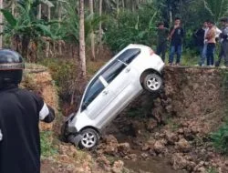 Sebuah Mobil di Buton “Terjun Bebas” di Jalan Bonelalo – Talaga Baru