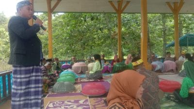 Sekjend Partai Nusantara Bersatu Darmin Ali Menyatu dengan Warga dalam Pesta Adat Napaktilas di Ambuau Indah Buton