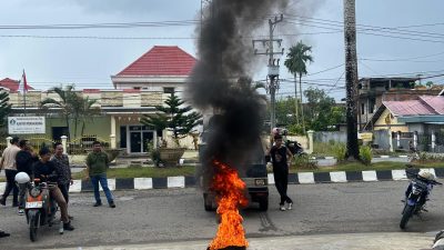 Sempat Diwarnai Aksi Protes, Lelang Aset Pailit Mantan Bupati Buton Umar Samiun Tetap Berjalan