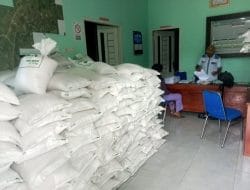 203 KK di Desa Kinapani Makmur Keciprat Bansos 20 Kilo Beras dan 4 Liter Minyak Goreng