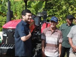 Bupati Buton Serahkan Bantuan Traktor Roda Empat untuk Kelompok Petani di Desa Labuandiri