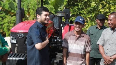 Bupati Buton Serahkan Bantuan Traktor Roda Empat untuk Kelompok Petani di Desa Labuandiri
