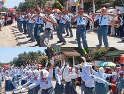 Siswa Siswi SMA Negeri 1 Siotapina Tampil Memukau pada Lomba Gerak Jalan Indah Tingkat Kecamatan