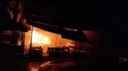 Breaking News: Kebakaran di Pasar Sore Buton, Satu Kios dan Dua Lapak Hangus Terbakar