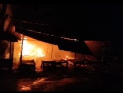 Breaking News: Kebakaran di Pasar Sore Buton, Satu Kios dan Dua Lapak Hangus Terbakar
