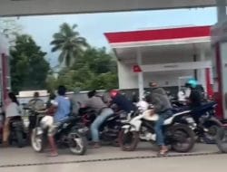 Joki BBM Subsidi di SPBU Pasarwajo Makin Marak, Pengendara: “Polres Buton Dimana, Masa Mereka Tidak Tahu”